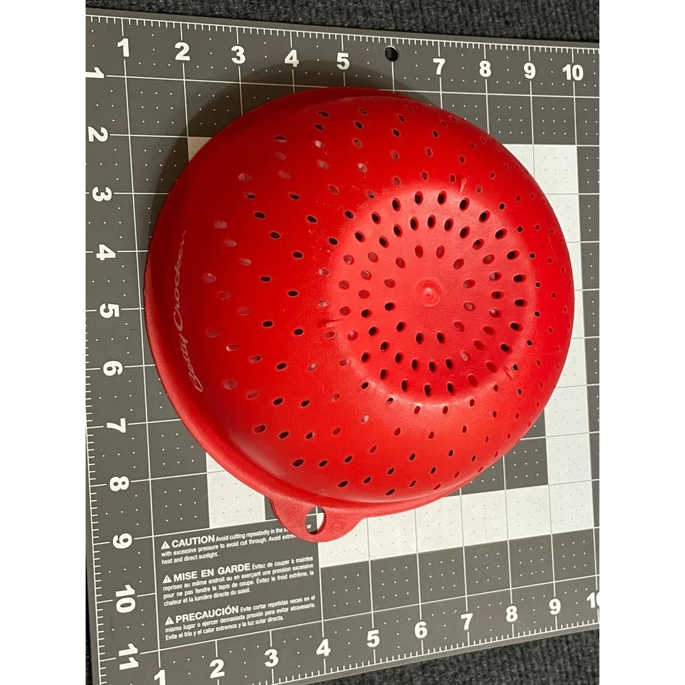 Betty Crocker Red Plastic Colander Strainer Round Kitchen Food Prep 7.5 Inch